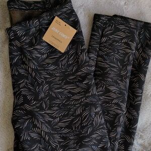 NWT Just Cozy Black and Taupe Leaf Print Leggings-Size M/L